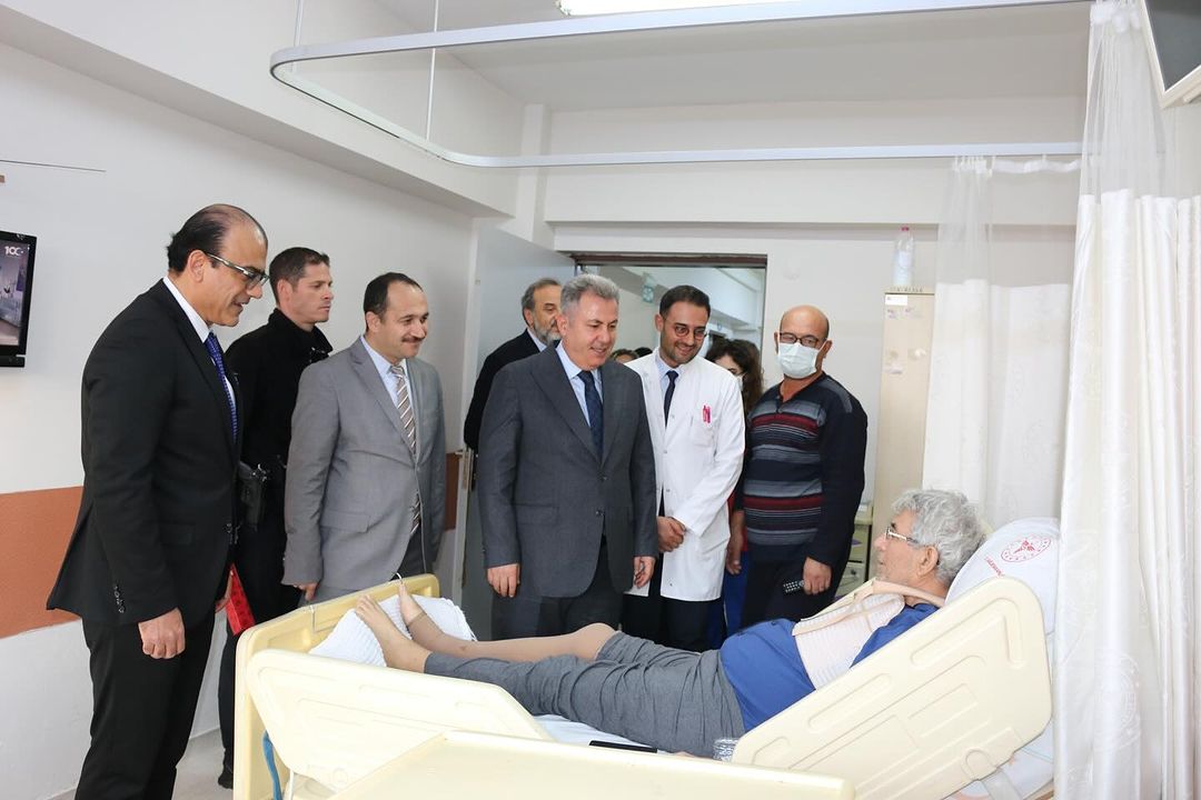 İzmir Valisi Elban, Karabağlar Kaymakamı Özgür, İzmir İl Sağlık Müdürü Erkuş, Başhekim Doç. Dr. Çalık ve Hastane Müdürü Pehlivan yeni yılda hastane personeli ve hastalara ziyarette bulundular
